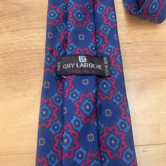 Guy LaRoche Made in USA Silk Tie Navy with Red Floral pattern 60"L x 3.25"W EUC - Picture 2 of 8